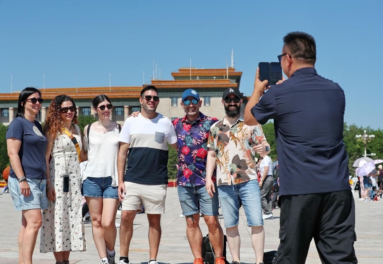 入境游持續(xù)升溫，眾多外國(guó)游客游覽天安門(mén)廣場(chǎng)。（圖片來(lái)源：視覺(jué)中國(guó)）