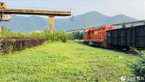 通鋼產(chǎn)品通過(guò)鐵路運(yùn)輸出場(chǎng)。人民網(wǎng) 謝瑩攝