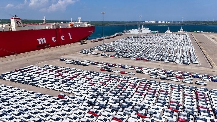 這是2024年3月28日拍攝的斯里蘭卡漢班托塔港（無人機(jī)照片）。漢班托塔港是中斯共建“一帶一路”重點(diǎn)合作項目，位于斯里蘭卡南端，是一座綜合性人工深水海港，許多往來亞洲、歐洲、非洲的貨船在此經(jīng)過。新華社記者 徐欽 攝