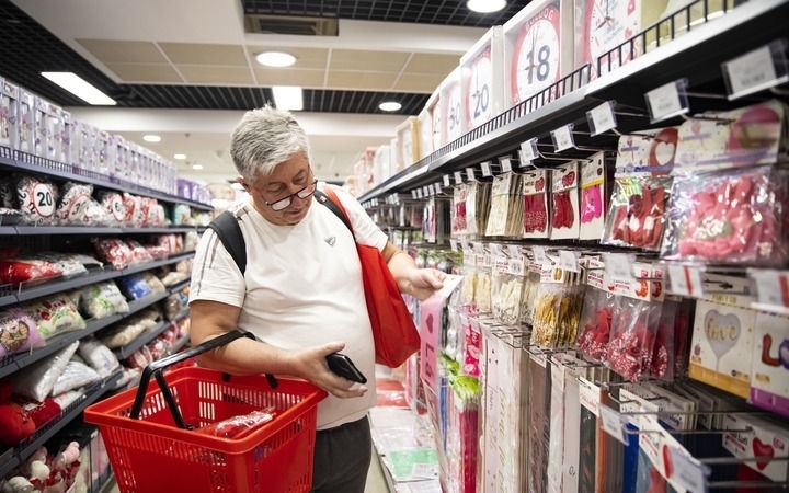 2024年4月29日，在匈牙利布達(dá)佩斯，一名男子在中歐商貿(mào)物流合作園區(qū)的中國商品交易展示中心內(nèi)購物。中歐商貿(mào)物流合作園區(qū)是中國在歐洲地區(qū)建設(shè)的首個商貿(mào)物流型境外經(jīng)貿(mào)合作區(qū)，也是集商貿(mào)展示與交易、物流運(yùn)輸與倉儲、產(chǎn)業(yè)投資與合作功能于一體的中歐企業(yè)雙向互動平臺。新華社記者 張帆 攝