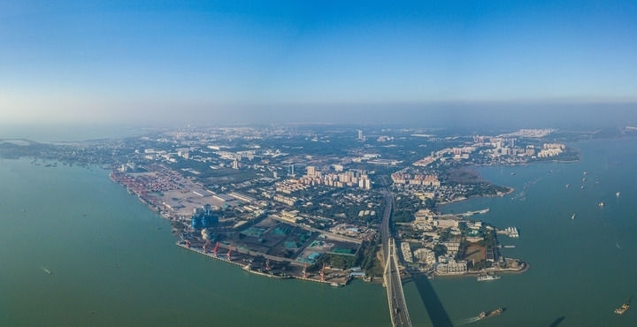 海南自貿(mào)港重點(diǎn)園區(qū)——洋浦經(jīng)濟(jì)開發(fā)區(qū)（2023年12月31日攝，無人機(jī)全景照片）。新華社記者 蒲曉旭 攝