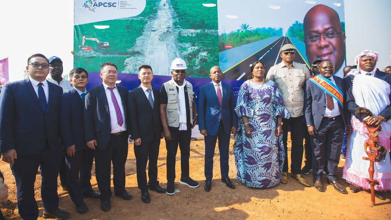 剛果（金）政府代表與中方企業(yè)代表出席開工儀式。中鐵資源集團(tuán)供圖