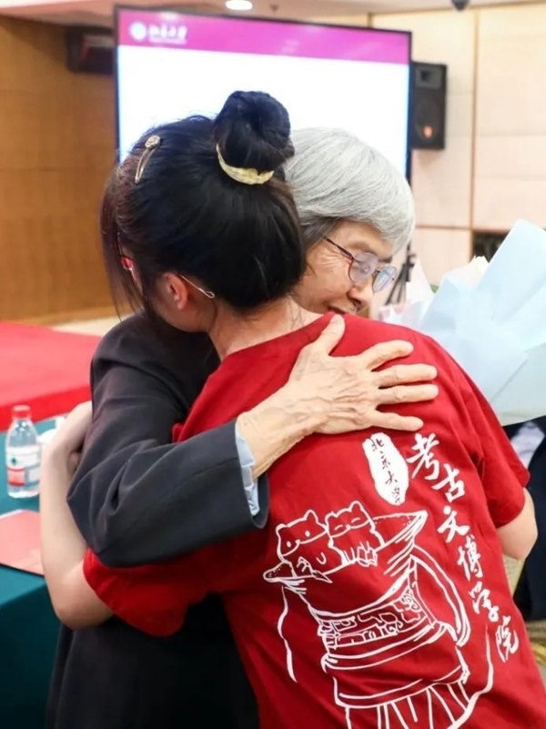 2023年，在校友向母校捐贈(zèng)儀式上，鐘芳蓉與樊錦詩(shī)擁抱。校方供圖