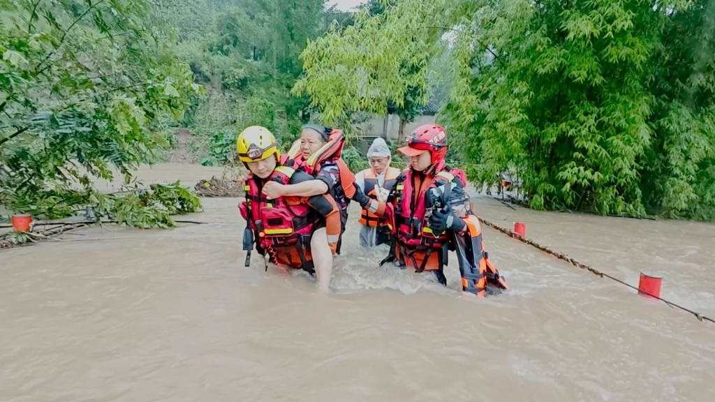在忠縣，救援人員正在轉移受災群眾。新華社發(fā)