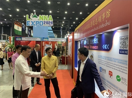 7月9日，中國駐清邁總領事陳海平與清邁副府尹威拉蓬等共同參觀以“暢游中國、支付無憂”為主題的中國展位。人民網(wǎng)記者章念生攝