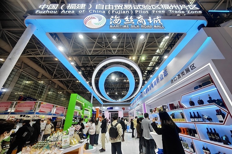 2024年3月18日，第四屆中國跨境電商交易會在福建福州開幕。展會聚焦“鏈接跨境全流域 共建電商新生態(tài)”，集聚全國80余個外貿(mào)產(chǎn)業(yè)帶的上千家供應(yīng)鏈企業(yè)。