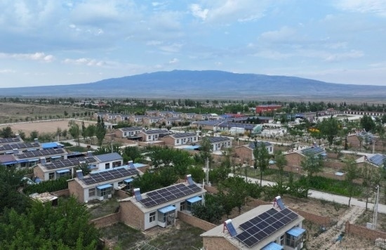 紅寺堡區(qū)新集村屋頂上的光伏板。新華社發(fā)（康國(guó)慶 攝）