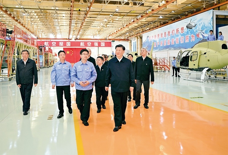 2023年10月10日至13日，中共中央總書記、國家主席、中央軍委主席習(xí)近平在江西考察。這是11日上午，習(xí)近平在景德鎮(zhèn)市昌河飛機工業(yè)（集團）有限公司考察。 新華社記者 燕雁/攝
