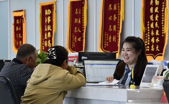 2024年3月25日，北京市大興區(qū)龐各莊鎮(zhèn)政務(wù)服務(wù)中心的工作人員耐心為群眾解答問題。大興區(qū)龐各莊鎮(zhèn)政務(wù)服務(wù)中心用“最多跑一次”的工作理念為企業(yè)和群眾提供了便利化、精準(zhǔn)化、個(gè)性化的衍生服務(wù)。新華社記者 李欣 攝