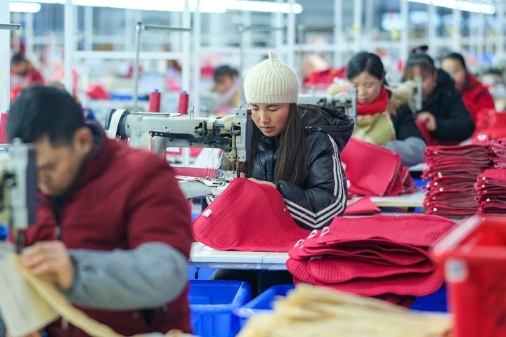 2024年1月18日，社區(qū)居民在紅安社區(qū)的鄉(xiāng)村振興就業(yè)車間工作。紅安社區(qū)是由易地搬遷安置區(qū)單獨(dú)成立的新社區(qū)，位于湖南省湘西土家族苗族自治州鳳凰縣禾庫鎮(zhèn)。新華社記者 張鋮 攝