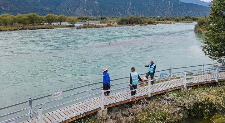 西藏雅尼國家濕地公園管護(hù)員在巡護(hù)途中小憩（無人機(jī)照片，2023年9月8日攝）。新華社記者 丁增尼達(dá) 攝