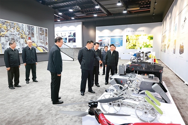 2024年4月22日至24日，中共中央總書記、國家主席、中央軍委主席習(xí)近平在重慶考察。這是22日下午，習(xí)近平參觀重慶科技創(chuàng)新和產(chǎn)業(yè)發(fā)展成果展示。 新華社記者 王曄/攝