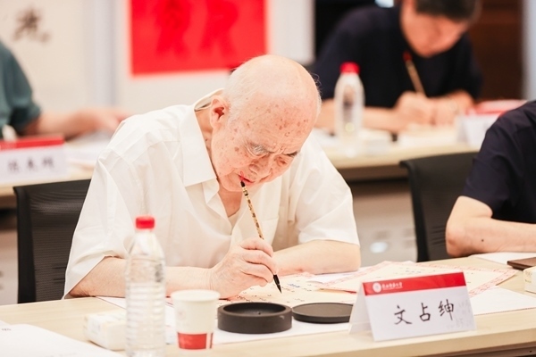 陜西師范大學(xué)毛筆手寫錄取通知書現(xiàn)場(chǎng)。校方供圖