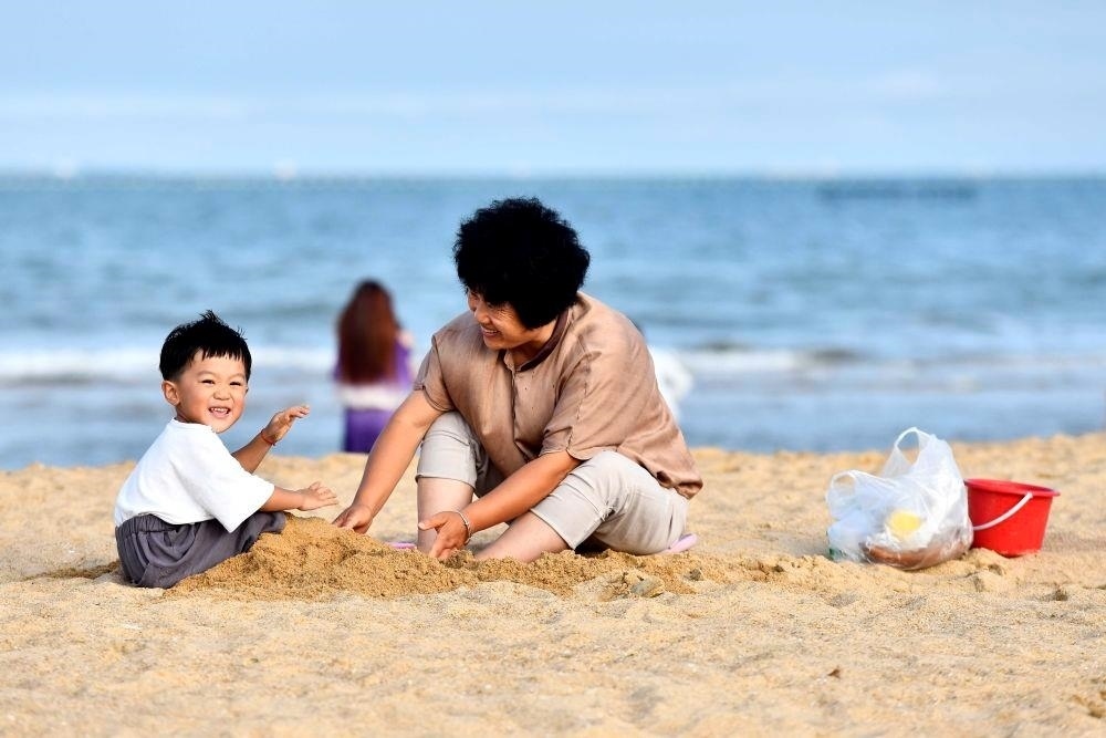 △山東日照陽光海岸綠道沙灘一角。近年來，日照還海于民、還景于民，在保留松林、沙灘、礁石和濕地資源的基礎(chǔ)上，修復(fù)整治生態(tài)岸線，打造出一條長(zhǎng)約28公里的陽光海岸綠道，吸引眾多市民游客度假休閑。