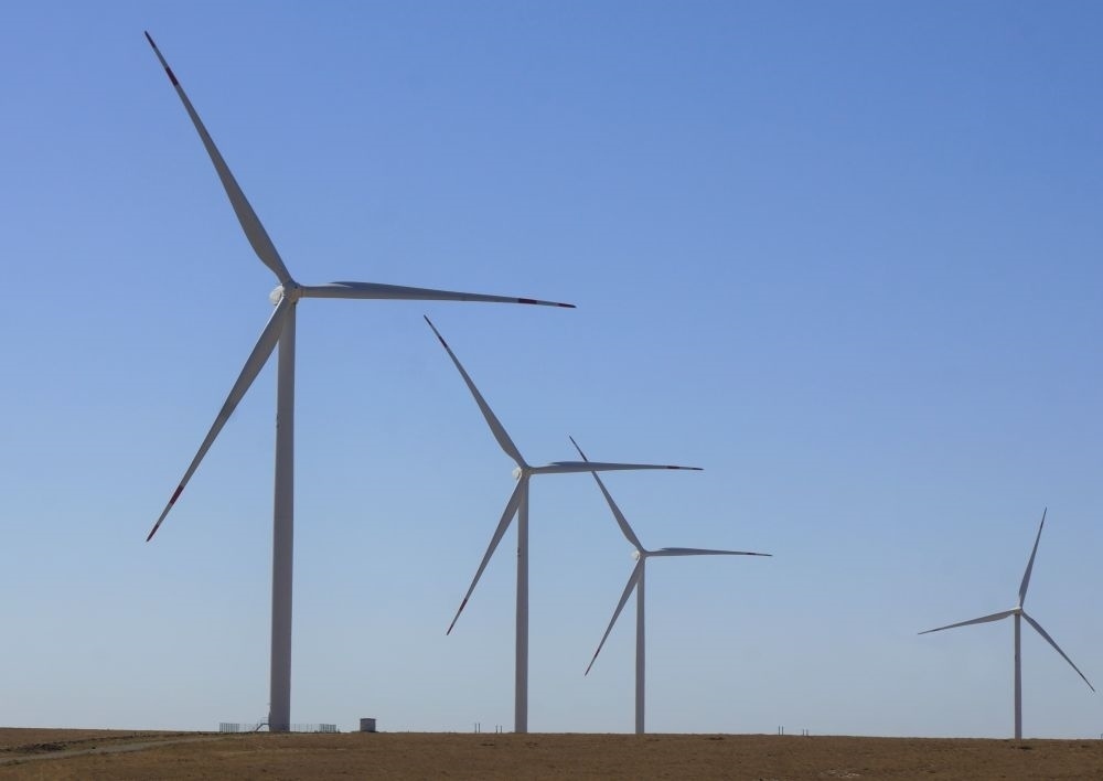 這是中哈合作的哈薩克斯坦札納塔斯100兆瓦風(fēng)電項目（2022年9月13日攝）。新華社發(fā)（德米特里·瓦西連科 攝）