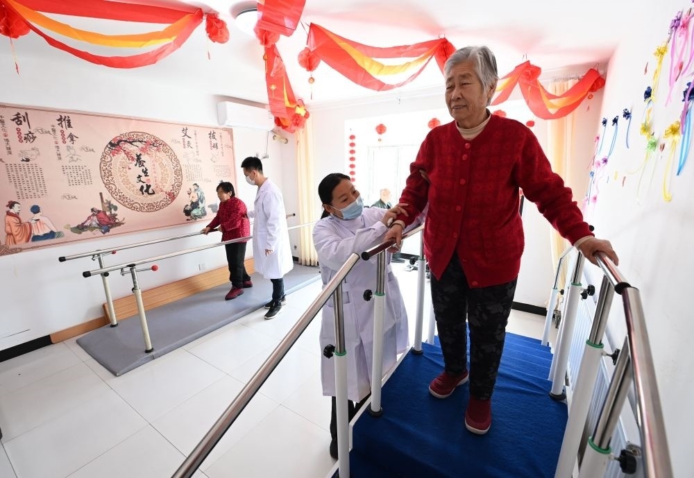 在河北省香河縣安平鎮(zhèn)運(yùn)河新村醫(yī)養(yǎng)中心，老年人在進(jìn)行康復(fù)訓(xùn)練（2024年2月29日攝）。新華社記者 王曉 攝