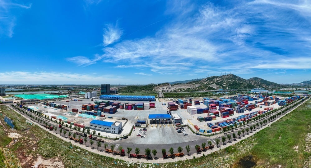 2024年6月26日拍攝的位于江蘇省連云港市連云區(qū)的上合組織（連云港）國際物流園內(nèi)的中國外運(yùn)集裝箱場站（無人機(jī)照片）。上合組織（連云港）國際物流園是連云港建設(shè)“一帶一路”交匯點(diǎn)強(qiáng)支點(diǎn)和上合組織國家出?；氐闹匾脚_載體。新華社記者 季春鵬 攝