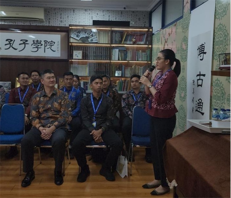 警察學(xué)員用漢語進(jìn)行自我介紹 ?；顒又鬓k方供圖