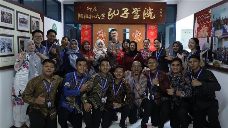 警察 學(xué)員們在孔院門口合影?；顒又鬓k方供圖