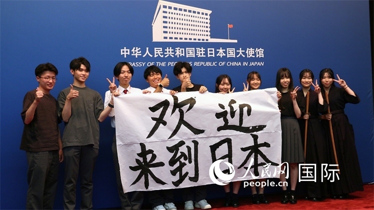 日本小大使現場書寫“歡迎來到日本”。人民網 許可攝