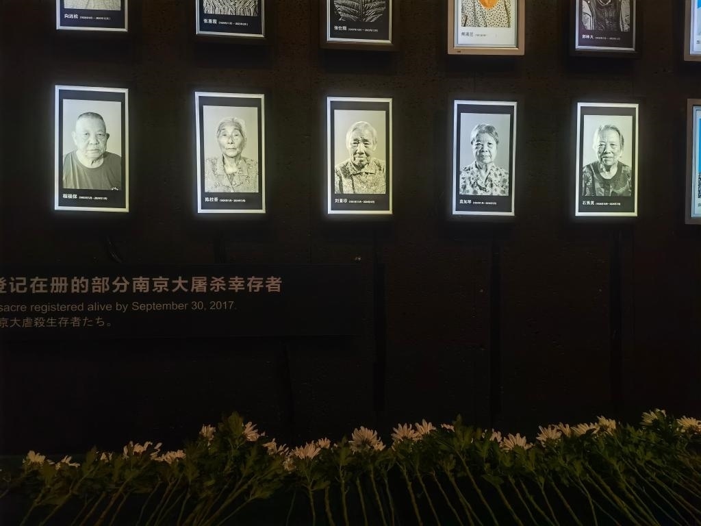7月18日，侵華日軍南京大屠殺遇難同胞紀(jì)念館內(nèi)舉行“熄燈”悼念儀式，為今年離世的5位幸存者老人送行。新華社記者邱冰清 攝