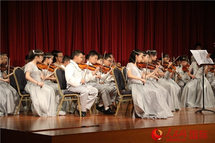 北京市學(xué)生金帆藝術(shù)團的學(xué)生們演奏音樂。人民網(wǎng)記者 李志偉攝