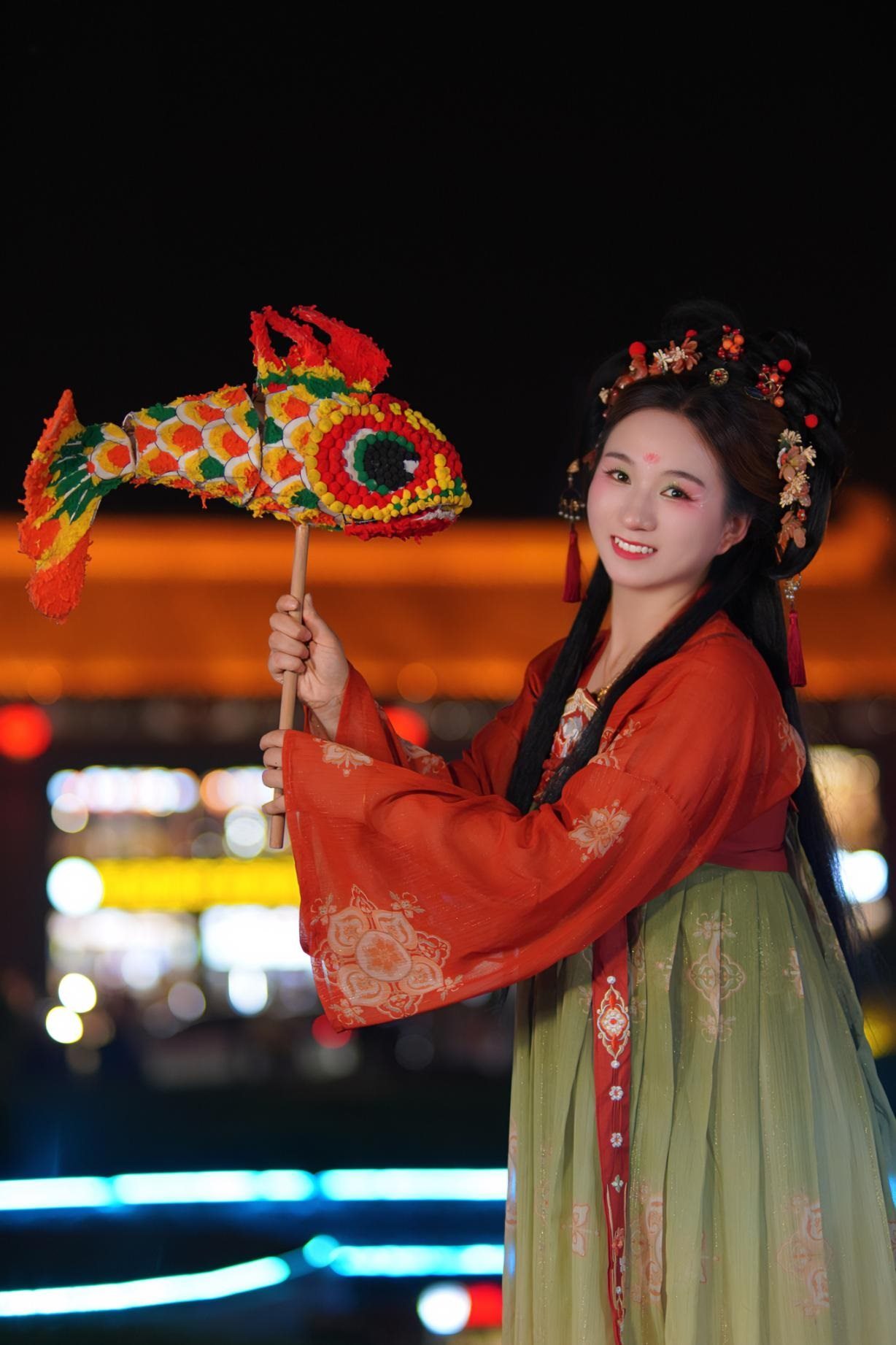 游客身穿漢服漫步在西安大唐不夜城。受訪者供圖