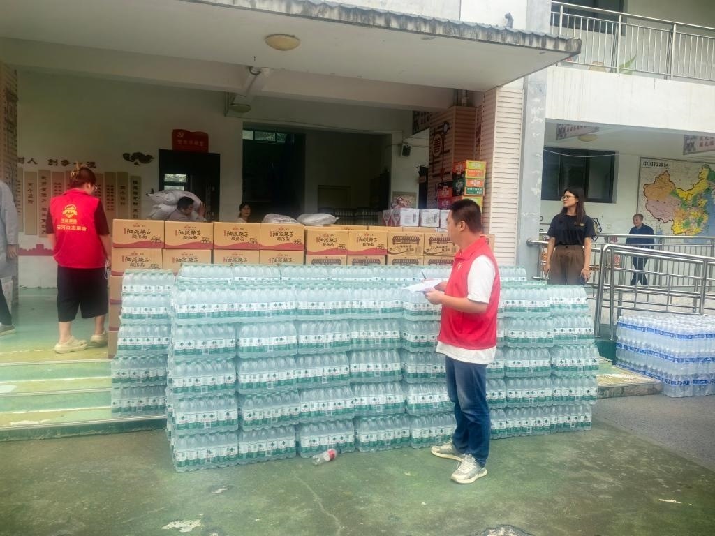 圖為愛心人士向鳳縣河口鎮(zhèn)中心小學(xué)捐贈的物資。新華社記者 劉彤 攝