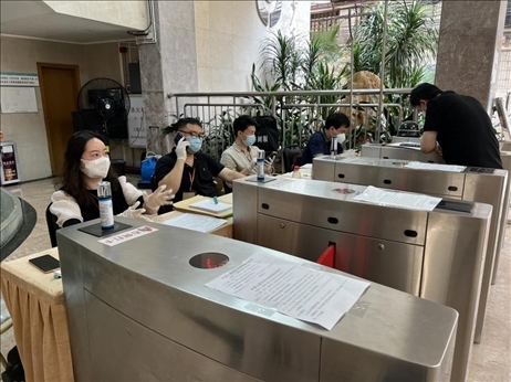 廣州市越秀區(qū)教育局現(xiàn)場審核返區(qū)生辦理材料，采用“提前網(wǎng)上預(yù)約、現(xiàn)場分批辦理”的方式進(jìn)行。廣州市越秀區(qū)教育局供圖