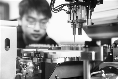 四川某公司，工人正進(jìn)行微型鉆頭研磨鉆尖工序操作。