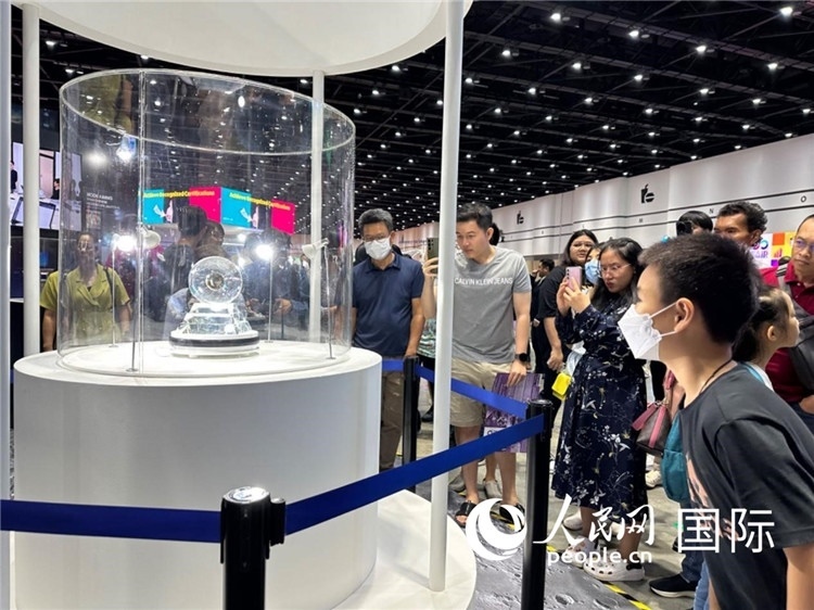 觀眾參觀中國(guó)“嫦娥五號(hào)”探測(cè)器從月球帶回的珍貴樣品。人民網(wǎng)記者簡(jiǎn)承淵攝