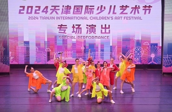 7月22日，來自俄羅斯的舞蹈團演員在藝術(shù)節(jié)上展演。新華社記者 趙子碩 攝