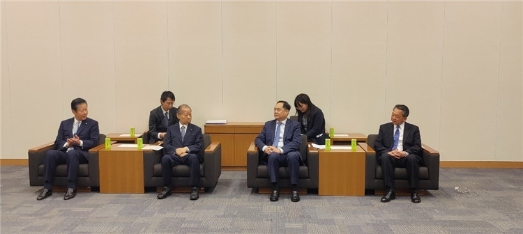 4月11日，楊萬明會(huì)長(zhǎng)在東京會(huì)見日中友好議員聯(lián)盟會(huì)長(zhǎng)二階俊博（左二）。中國(guó)人民對(duì)外友好協(xié)會(huì)供圖