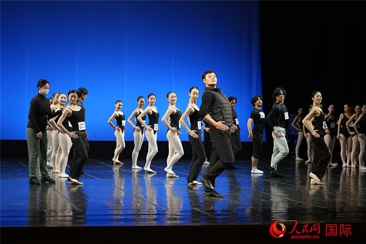 3月26日，松山芭蕾舞團(tuán)青年代表團(tuán)成員在中央芭蕾舞團(tuán)交流學(xué)習(xí)。人民網(wǎng)記者 張麗婭攝