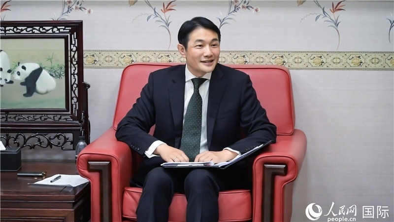 使館發(fā)言人畢海波公參介紹黨的二十屆三中全會情況并回答記者提問。人民網(wǎng) 郭錦標攝