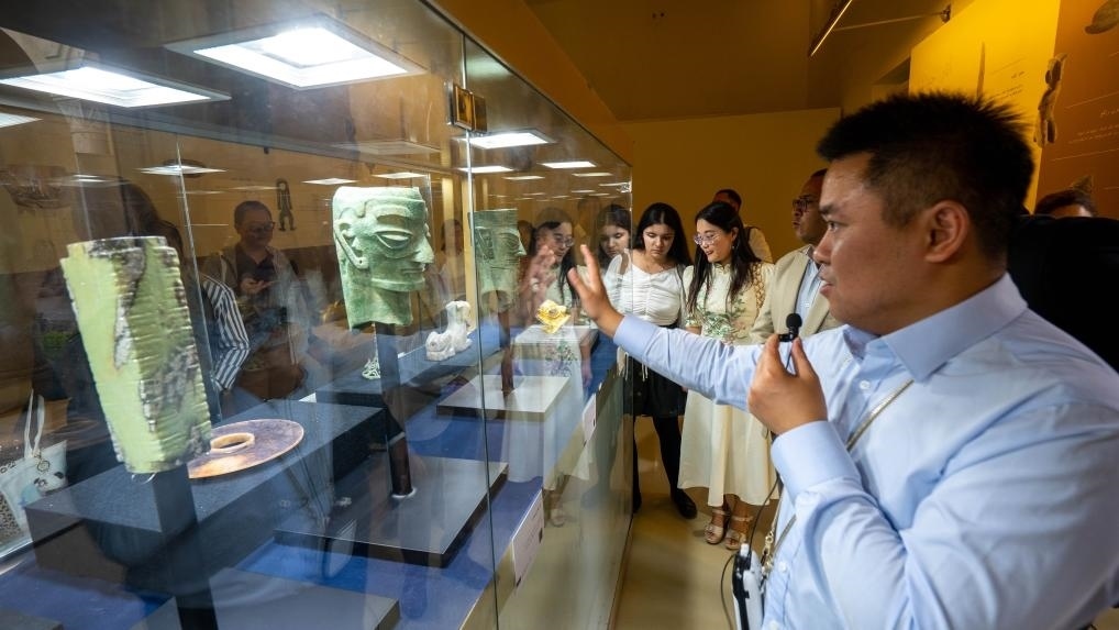 2024年6月14日，冉宏林在埃及開(kāi)羅舉辦的“三星堆·金沙”主題數(shù)字展上向埃及公眾介紹三星堆文化。新華社發(fā)（四川省文物考古研究院供圖）