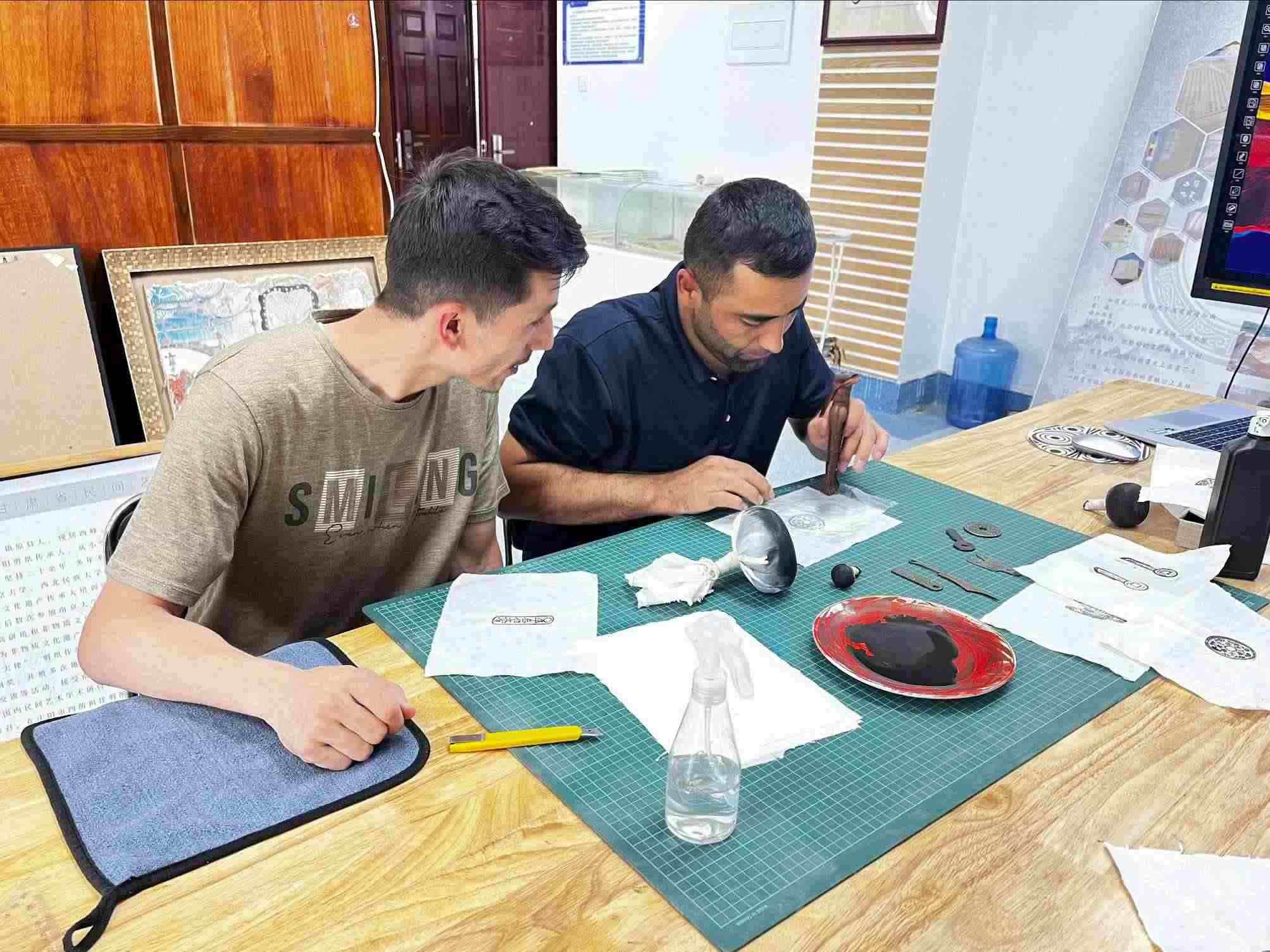 營員們動手體驗“非遺”技藝。校方供圖