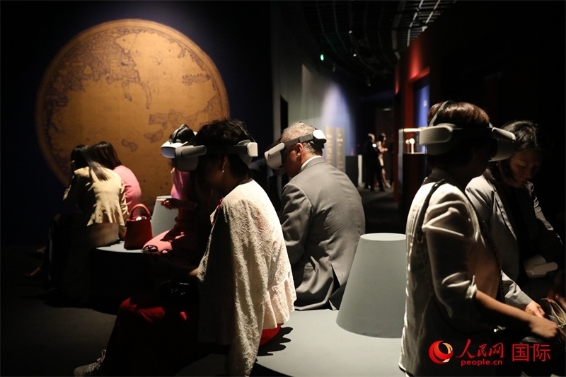 嘉賓在展覽“傳奇之旅：馬可·波羅與絲綢之路上的世界”VR體驗(yàn)區(qū)參觀。人民網(wǎng) 殷韜攝