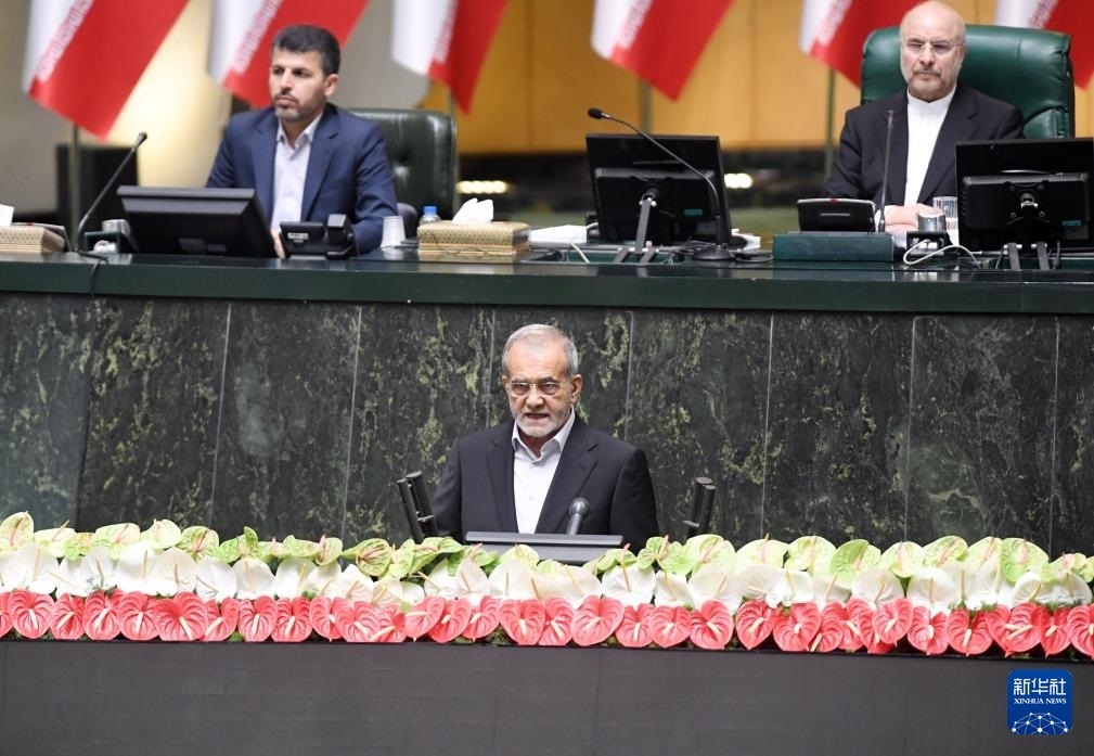 7月30日，佩澤希齊揚（前）在伊朗德黑蘭的伊朗議會宣誓就任伊朗總統(tǒng)后發(fā)表就職演說。新華社記者 沙達提 攝