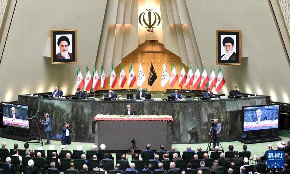 7月30日，佩澤希齊揚（中）在伊朗德黑蘭的伊朗議會宣誓就任伊朗總統(tǒng)后發(fā)表就職演說。新華社記者 沙達提 攝