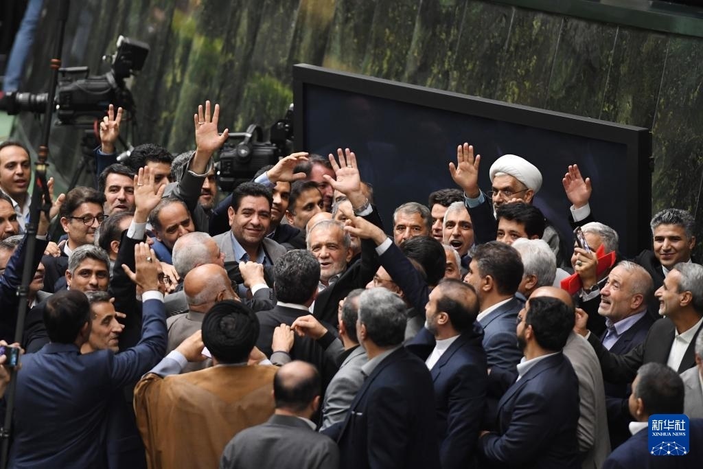 7月30日，在伊朗德黑蘭的伊朗議會，佩澤希齊揚（中）離開總統(tǒng)就職典禮現(xiàn)場時揮手致意。新華社記者 沙達提 攝