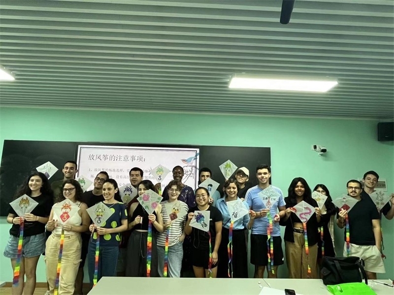 在中國和巴西共迎兩國建交50周年之際，巴西圣保羅州立大學(xué)孔子學(xué)院今年7月成功組織多批、近40名巴西青少年來華進(jìn)行短期訪問交流，圖為訪問團(tuán)成員參加文化體驗(yàn)活動。 巴西圣保羅州立大學(xué)孔子學(xué)院供圖