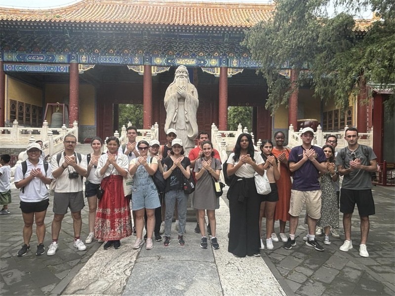 在中國和巴西共迎兩國建交50周年之際，巴西圣保羅州立大學(xué)孔子學(xué)院今年7月成功組織多批、近40名巴西青少年來華進(jìn)行短期訪問交流，圖為訪問團(tuán)成員參加文化體驗(yàn)活動。 巴西圣保羅州立大學(xué)孔子學(xué)院供圖