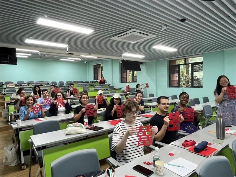 在中國和巴西共迎兩國建交50周年之際，巴西圣保羅州立大學(xué)孔子學(xué)院今年7月成功組織多批、近40名巴西青少年來華進(jìn)行短期訪問交流，圖為訪問團(tuán)成員參加文化體驗(yàn)活動。 巴西圣保羅州立大學(xué)孔子學(xué)院供圖