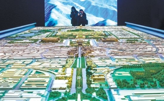 首都博物館“輝煌中軸”展廳內(nèi)，十六米長的中軸線沙盤，配以立體投影技術(shù)，展現(xiàn)北京中軸線之壯美。 本報(bào)記者 武亦彬攝