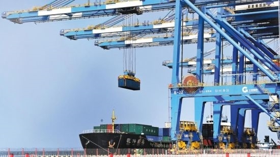 自動(dòng)化起重機(jī)在中國(guó)（廣西）自由貿(mào)易試驗(yàn)區(qū)欽州港吊裝集裝箱。（圖片來(lái)源：新華社）