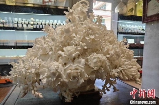 福建德化陶瓷以“白”見長，因白如雪、明如鏡、薄如紙、聲如磬、潤如玉而享譽世界。 吳冠標 攝