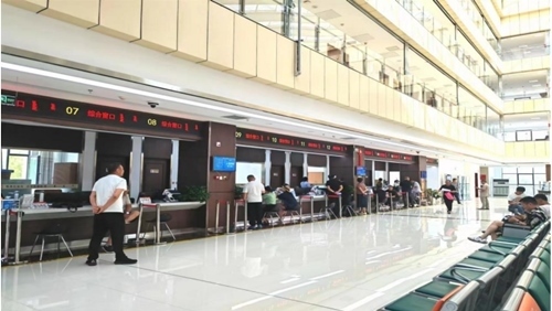 鄂托克旗政務(wù)服務(wù)中心“全科受理大綜窗”。 鄂托克旗政務(wù)服務(wù)與數(shù)據(jù)管理局供圖