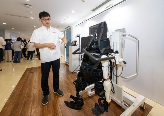 2024年5月24日，在位于上海市嘉定區(qū)的上海交通大學(xué)醫(yī)學(xué)院附屬瑞金醫(yī)院腫瘤質(zhì)子中心，工作人員介紹由瑞金醫(yī)院醫(yī)生和醫(yī)療公司共同研發(fā)的用于恢復(fù)患者下肢的醫(yī)療機(jī)器人。新華社記者 王翔 攝