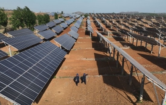 2024年4月16日，工人在河北省石家莊市靈壽縣譚莊鄉(xiāng)程家莊村的“農(nóng)光互補(bǔ)”光伏發(fā)電場(chǎng)巡查（無(wú)人機(jī)照片）。新華社記者 楊世堯 攝